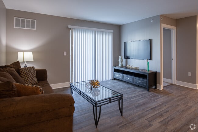 2BR, 2BA - 1025SF
