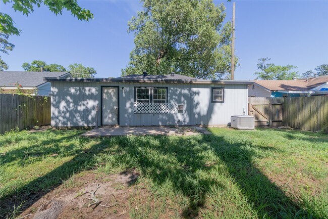 Building Photo - 4425 Harding Dr