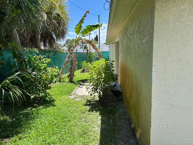 806 NW 1st St