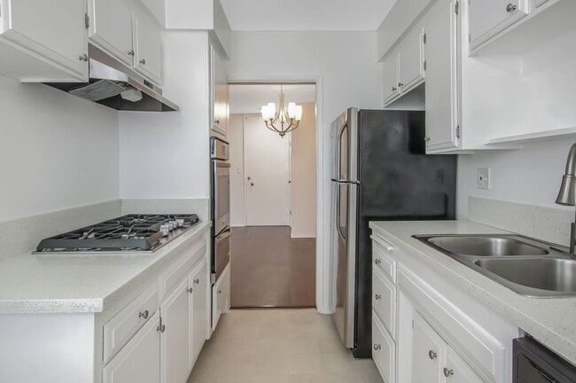 Photo - 320 N La Peer Dr