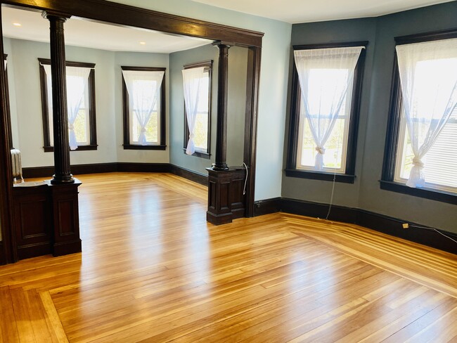 Building Photo - 97 Raymond St Unit Newly renovated 3BR Apartment