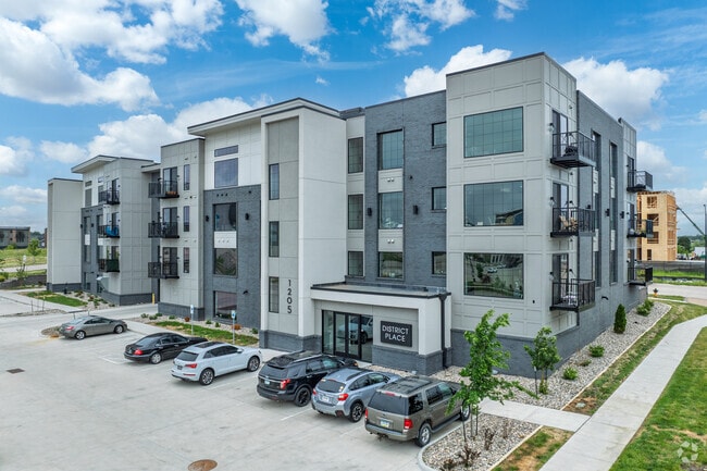 Building Photo - District Place