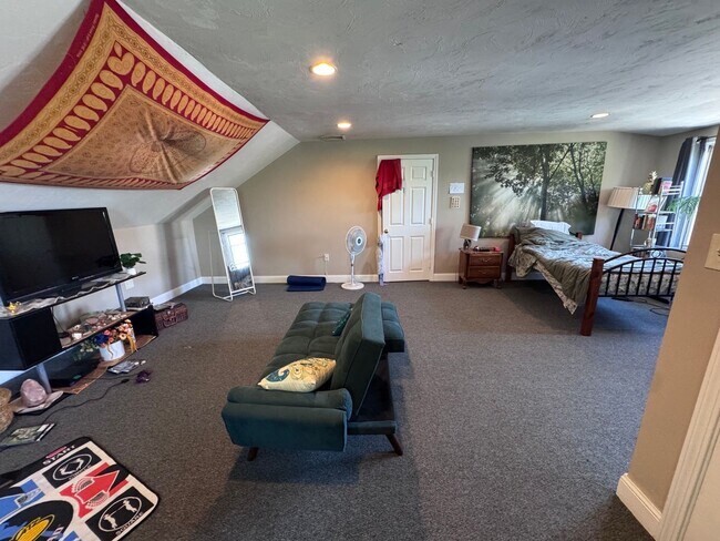 Photo - NO BROKER FEE!! CENTRAL AIR! **HUGE** 4 BED/2 BATH ALLSTON TOWNHOUSE AVAIL 9/1