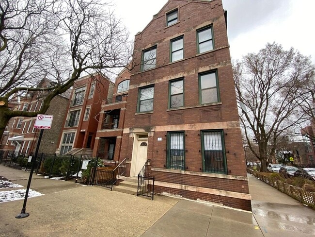 2301 N Leavitt St Unit 1F