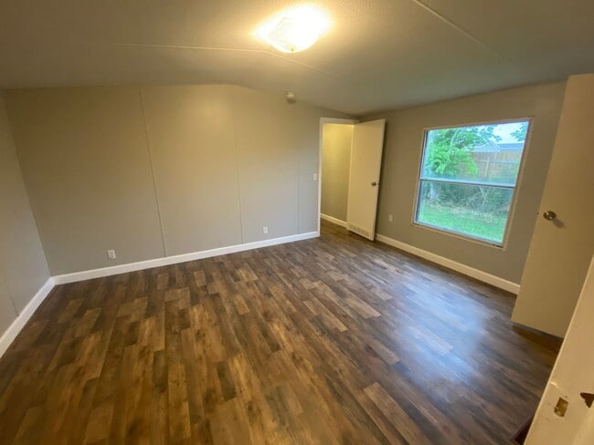 Photo - Nice Mobile Home in Oak Hurst!