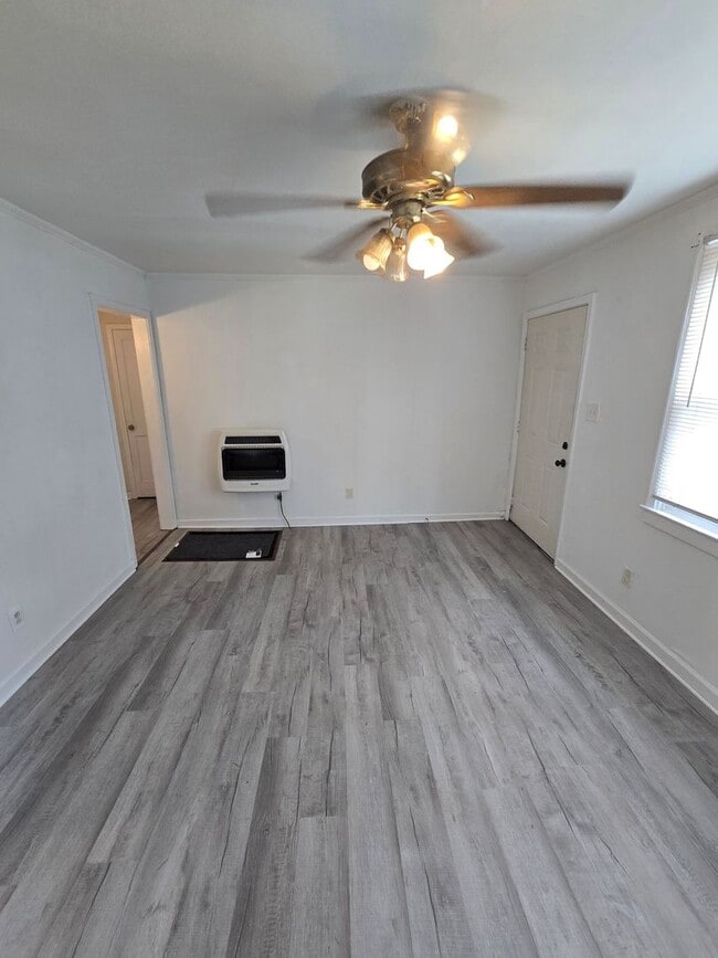 Building Photo - 2 bedroom house in Colonial Heights