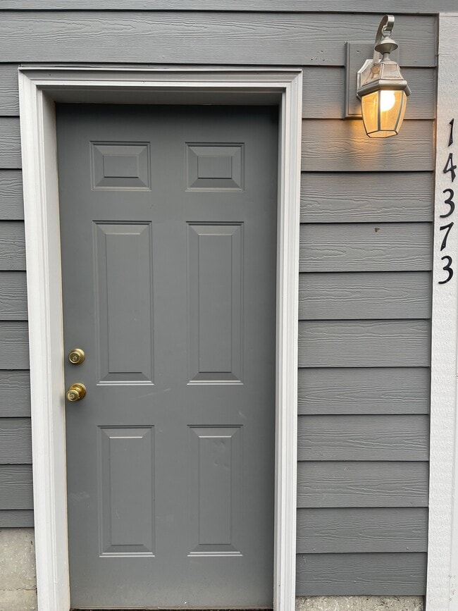 Building Photo - 14373 Emily Pl Unit Private Studio