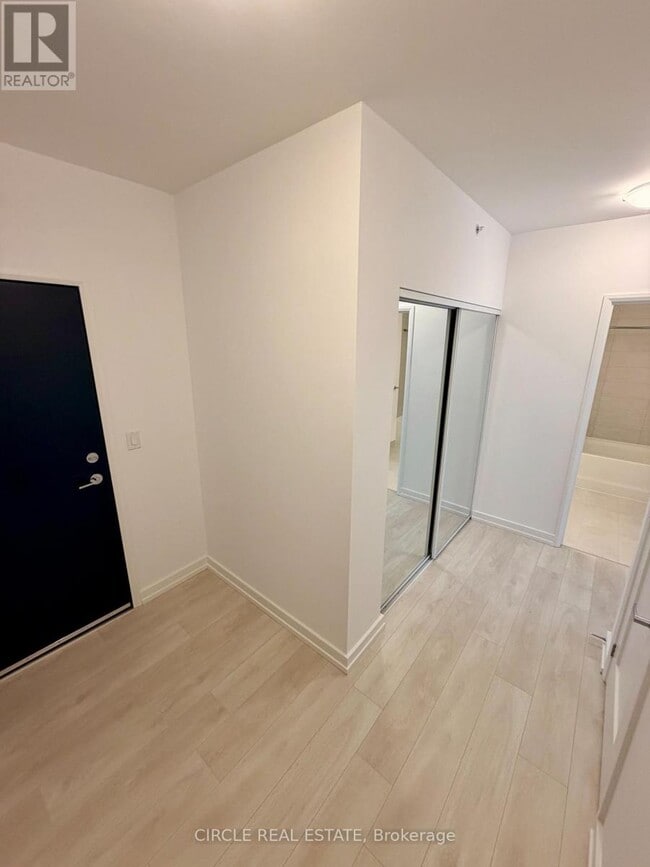 Photo - 75 James St S