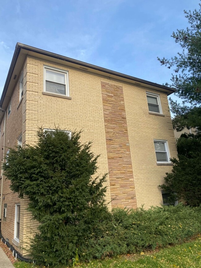 Building Photo - 5757 N Elston Ave Unit 1F Rental