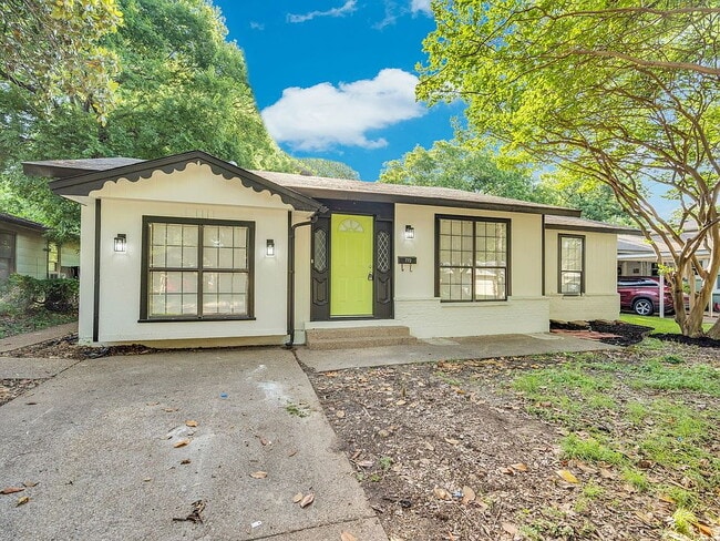 Building Photo - Move-in ready four-bedroom