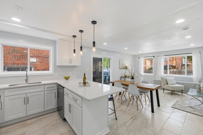 Building Photo - 204 Webster St NE