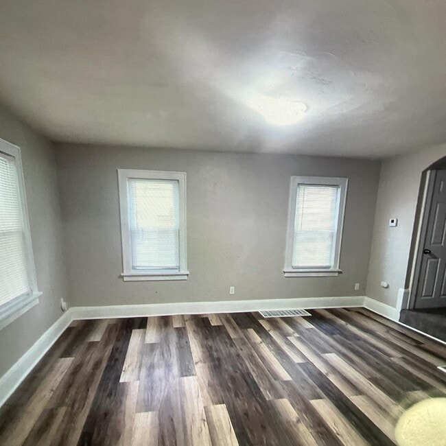 Photo - 670 Arbutus Ct