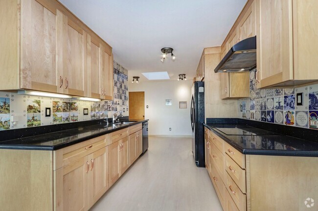 Building Photo - 4 Bed / 2.5 Bath pet friendly Golden Gate ... Rental