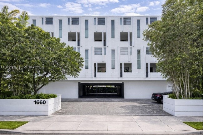 Building Photo - 1660 NE 135th St Unit 6