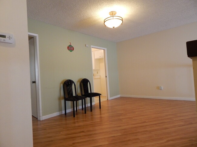 Área de comedor - 584 W Huntington Dr