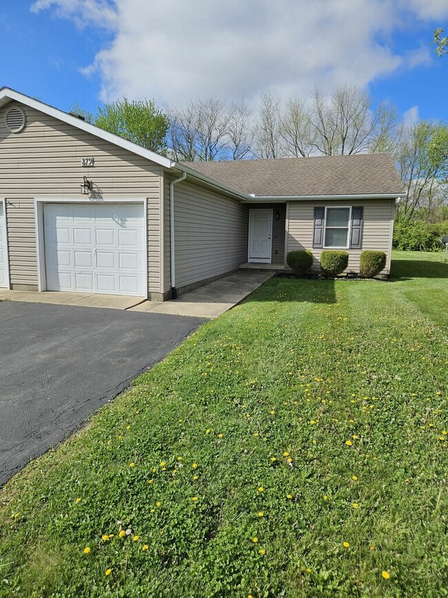 Building Photo - 879 Lewis St