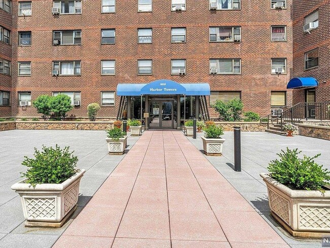 Building Photo - 6515 BOULEVARD Unit 2J