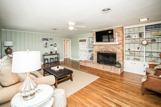 Building Photo - 343 Oleander St Unit ID1247030P Rental