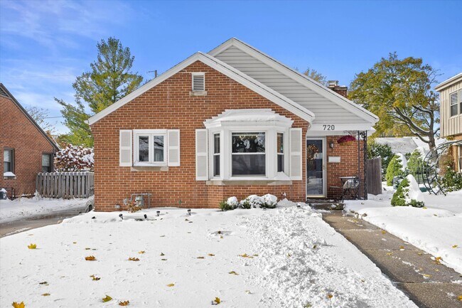 Photo - 720 Russet St