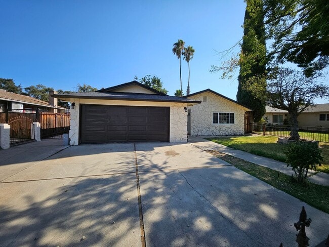 Building Photo - Welcome Home! Spacious Floor Plan 3 Bed 2 ...