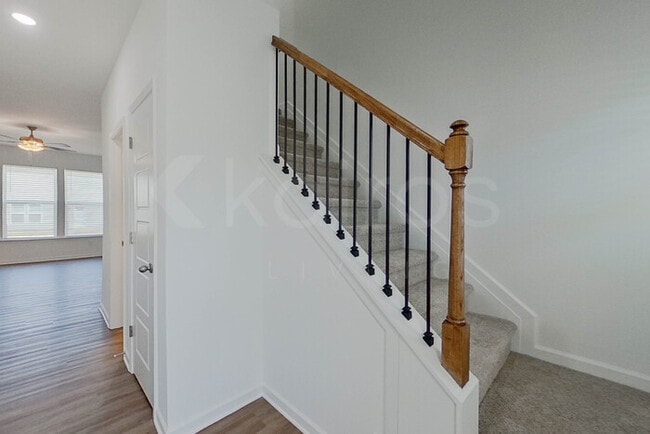 Photo - 111 English Oak Ln