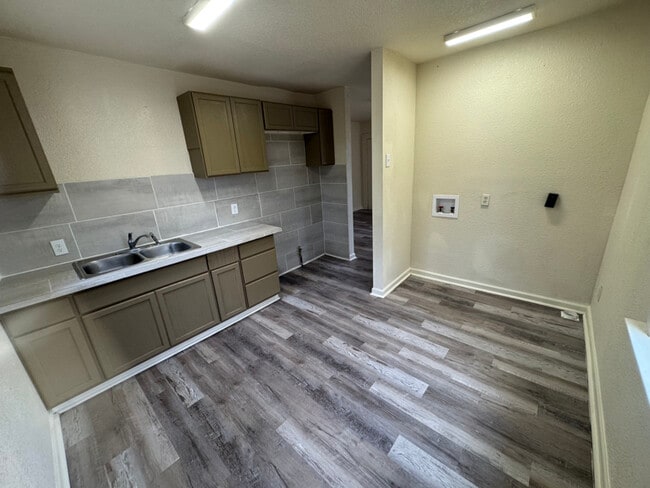 Photo - 5444 Winbourne Ave