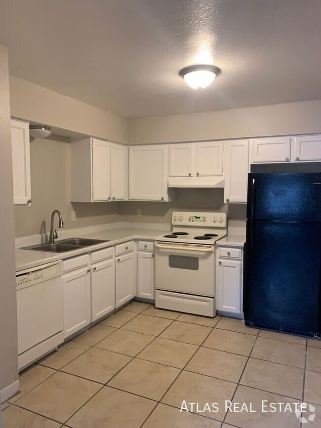 Building Photo - 2 Bedroom 1 bath- Ready for move in! Unit B Rental