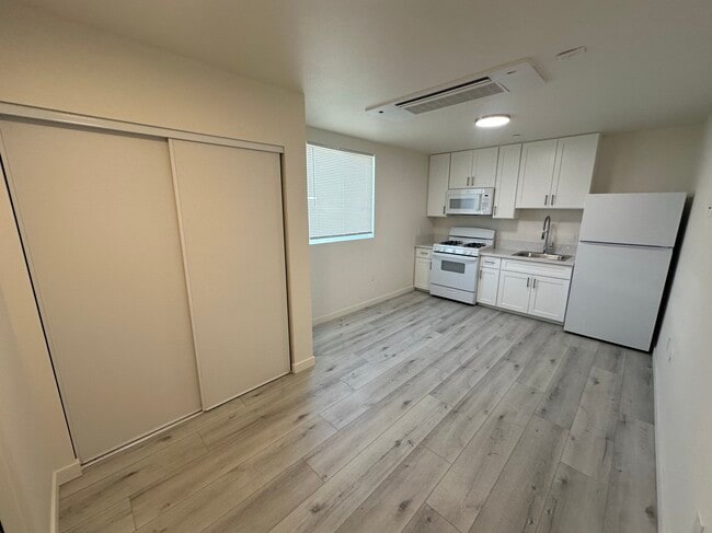 Photo - 1120 E 25th St