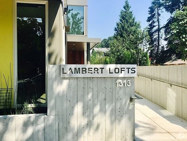 Building Photo - Sellwood 3rd Floor-Studio w W/D Ready Late... Unit 305 Rental