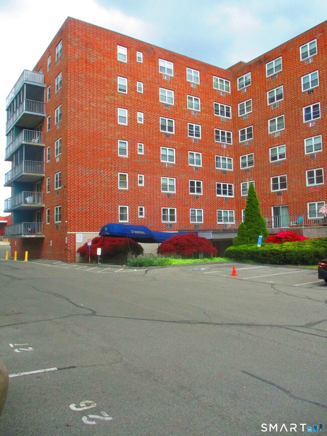 Photo - 27 Northill St Unit 6P