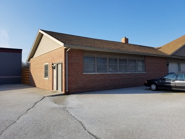 Building Photo - 247 W Main St Unit Apt D