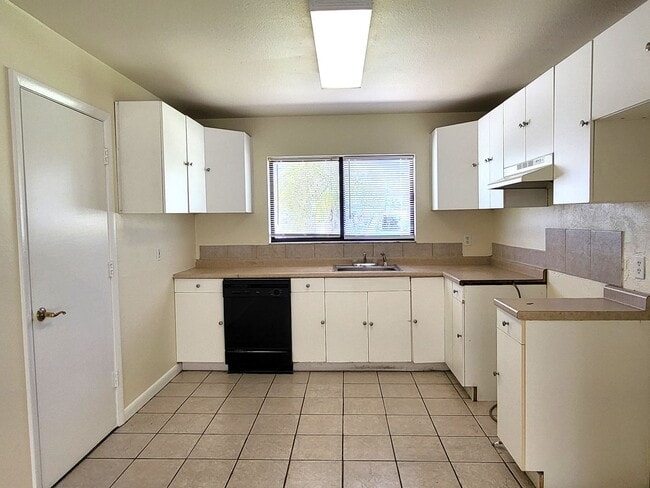 Photo - Spacious Rooms~Sunny~Large Yard~3Beds2Bath...