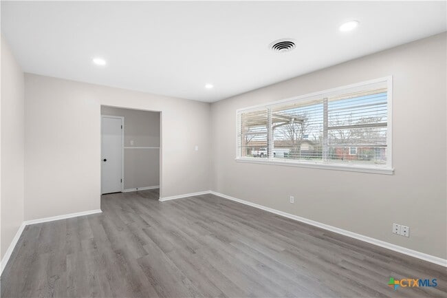 Building Photo - 273 Meadow Ave
