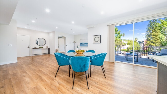 Photo - 17154 Chatsworth St