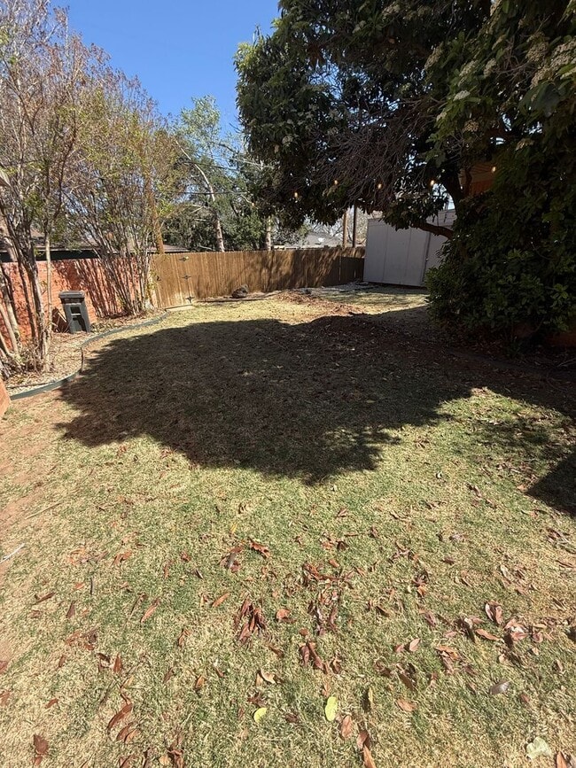 Building Photo - PRE LEASING for Fall 2026! 5 bedroom 3 bath Home!