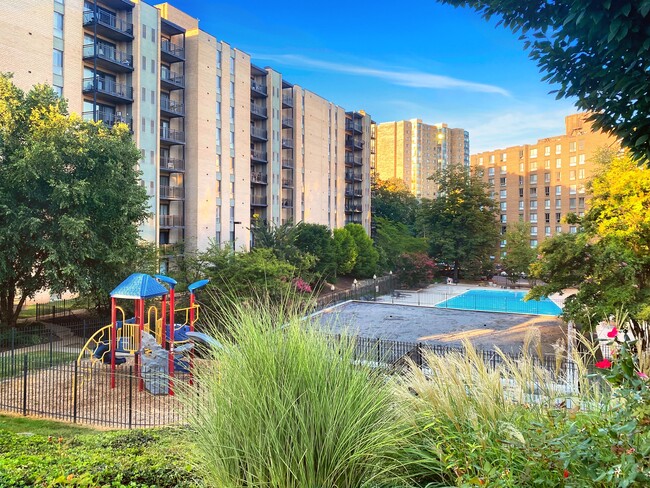 Community Courtyard Pool & Playground - Cityside Huntington Metro Apartments