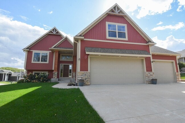 Building Photo - Spacious and Stunning 5 Bed 3.5 Bath For R...