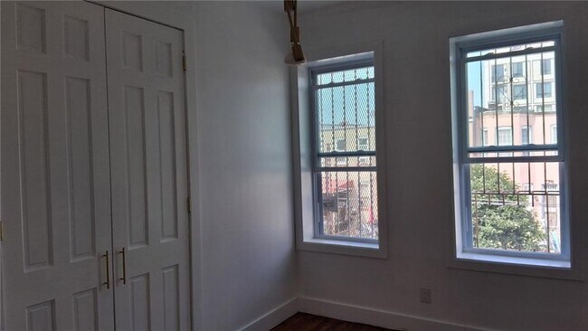 Photo - 272 E 34th St