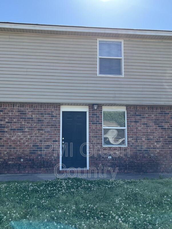 Building Photo - 404 E Redwood St