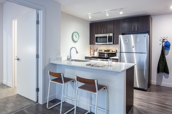 Modern Kitchen - Student | Identity Boise Apartamentos