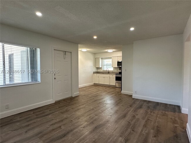 Building Photo - 2401 NW 9th Terrace Unit 3