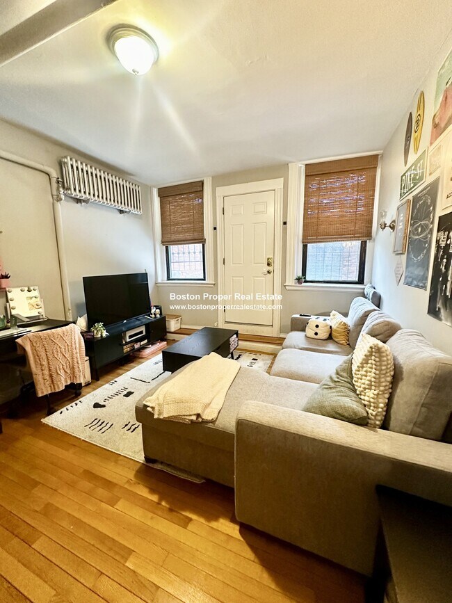 Building Photo - 583 Beacon St