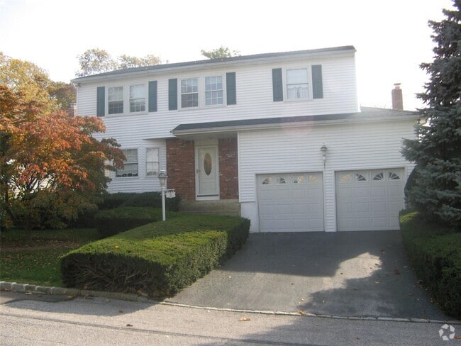 Building Photo - 3 Dartmouth Dr Rental