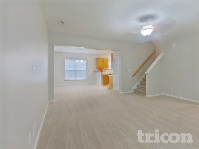Photo - 2092 Roscommon Dr