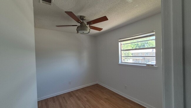 Photo - 852 Garnet St
