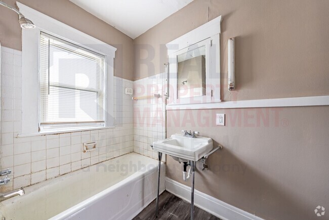 Building Photo - 121 Logan St Unit Lower Rental
