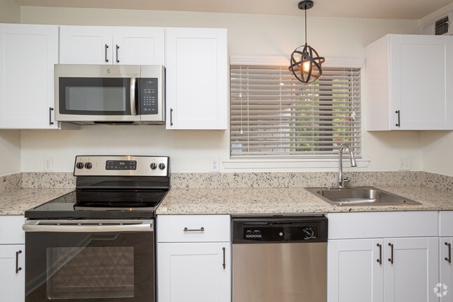2 BR, 1 BA - 970 SF