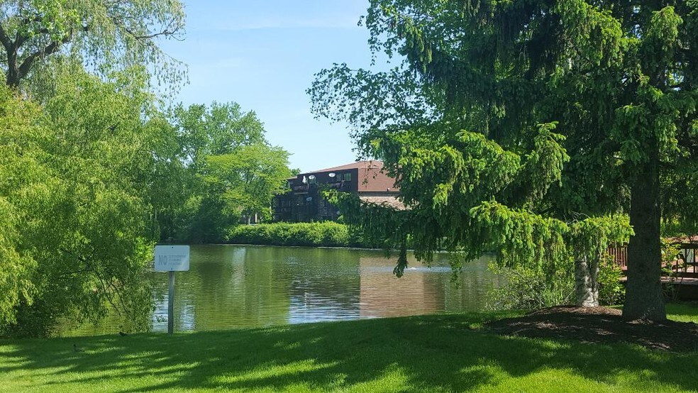 Villas By The Lake Apartments For Rent in Vernon Hills, IL