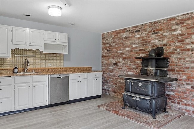 Photo - 370 Harwood Ave