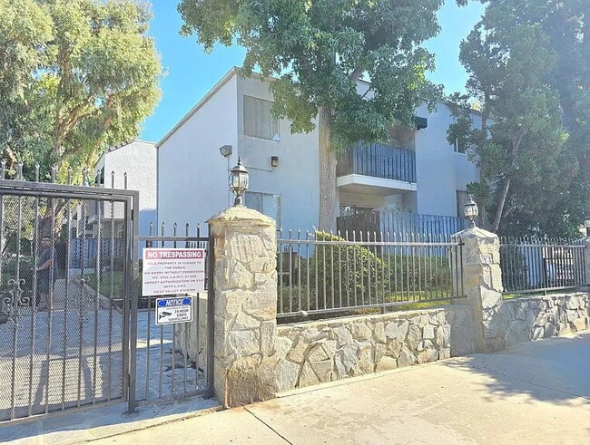 Photo - "Charming 2-Bed, 2-Bath Gem in Tarzana - Cozy 830 Sq Ft Retreat!"
